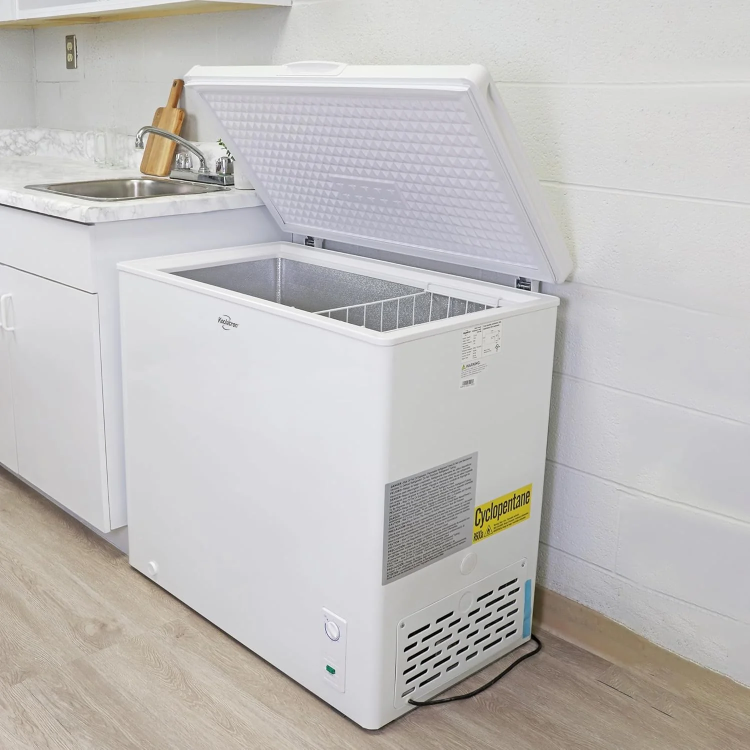 5.0 cu ft (155L), White, Manual Defrost Deep Freeze, Storage Basket, Space-Saving Flat Back, Stay-Open Lid, Front-Access Defrost Drain, for Apartment, Condo, Cottage